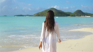 年轻美女在热带海岸玩得开心快乐女孩在白色沙滩上漫步25秒视频