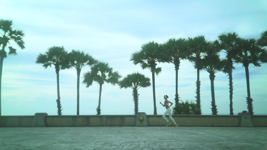 女运动员在海滩上奔跑的女运动员视频