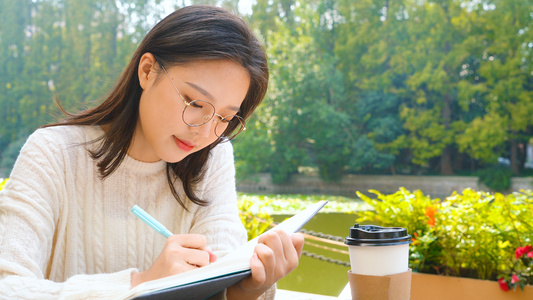 校园女孩思考习作视频