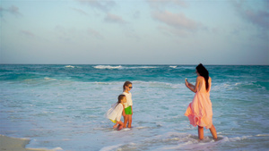 晚上的热带海滩上的可爱女孩和年轻母亲7秒视频
