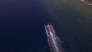 一只渔船在清蓝的海水中从上而下地观望着一艘船17秒视频