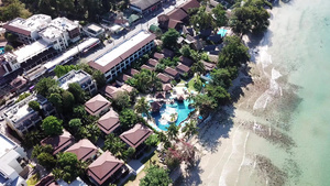 在长岛海滩的第一条海岸线上驾驶无人机酒店游泳池棕榈树11秒视频