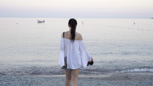 欧洲度假的欧洲海滩上年轻女子在利古里海边14秒视频