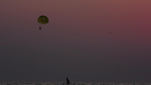 日落时在海面上降落伞12秒视频
