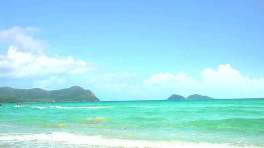 海洋岛屿和蓝天空背景的旅游游戏用水1视频