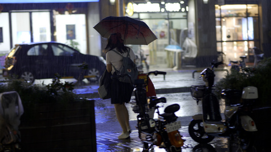 下雨天躲雨的人们视频