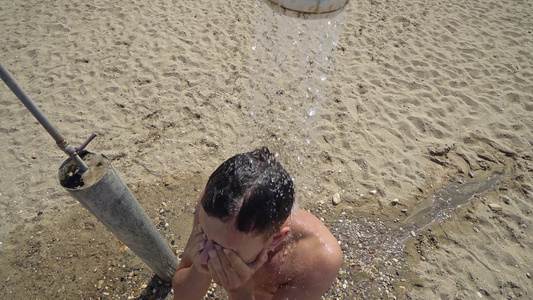 男人在海滩上洗澡视频