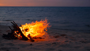 在沙滩上点燃营火夏天晚上大自然作为背景的营火日落时15秒视频