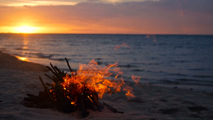 在沙滩上点燃营火夏天晚上大自然作为背景的营火日落时13秒视频