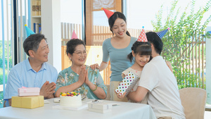 一家人开心给小女孩庆祝生日21秒视频