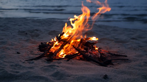 在沙滩上点燃营火夏天晚上大自然作为背景的营火日落时8秒视频