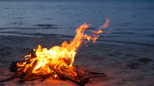 在沙滩上点燃营火15秒视频