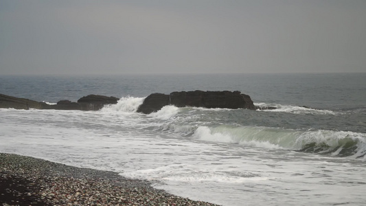 海景有美丽的岩石和海浪玻璃海滩维拉迪沃斯托克视频