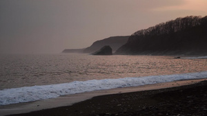 海景以美丽的岩石和海浪20秒视频