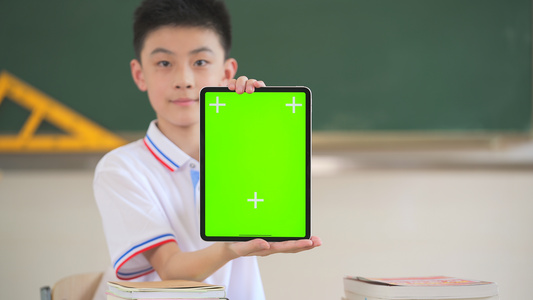 中学生展示平板电脑绿屏视频
