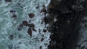 俯视海浪撞击黑岩海浪的空中观察49秒视频