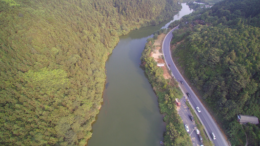 4K航拍沿河公路视频