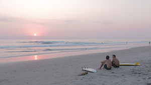 日落时坐在沙滩上12秒视频