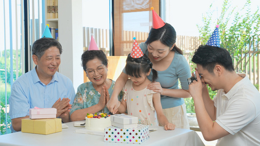 一家人开心给小女孩庆祝生日切蛋糕视频