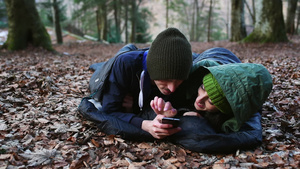 躺在森林里的情侣11秒视频
