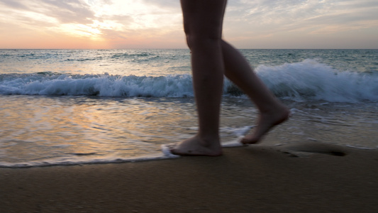 在海边的海滩上走着紧紧女人的脚视频