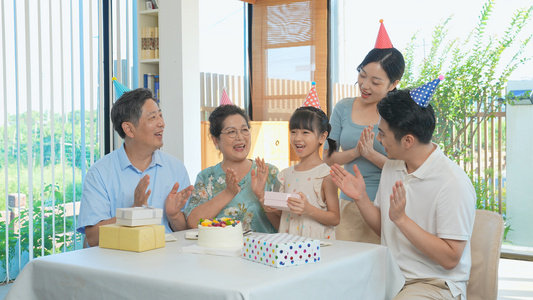 一家人开心给小女孩庆祝生日送礼物视频