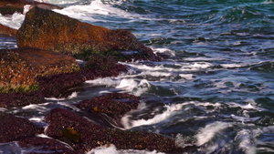 海浪撞击石块暴风海和水上的玻璃黑海31秒视频