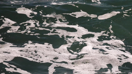 海岸附近水面上的白泡沫太阳在水中的反射黑海视频