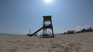 在空沙滩上观察救生塔电影拍摄镜头21秒视频