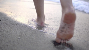 海滩旅行走在沙滩上的女人在沙滩上留下脚印女性脚和金沙12秒视频