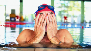 老人游泳准备游泳镜7秒视频
