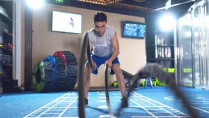4k男性运动健身战绳训练6秒视频