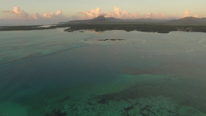 海洋蓝色水与波浪珊瑚和水厂摄像头向海岸移动毛里提乌斯18秒视频