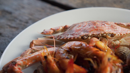 海鲜在菜上配有花蟹虾和鸟蛤泰国海鲜菜单味道鲜美泰国视频