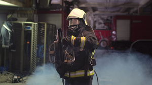 消防员肖像穿着全套氧气面罩和设备14秒视频