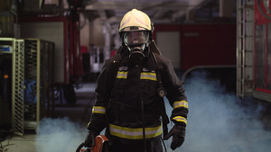 消防员肖像穿着全套设备氧气面罩18秒视频