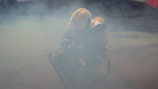 身着全套设备氧气罩和紧急救援设备硬工具烟雾和消防车视频