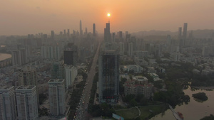 日落时在深圳城空中观测无人机向前飞倾斜暴露镜头12秒视频