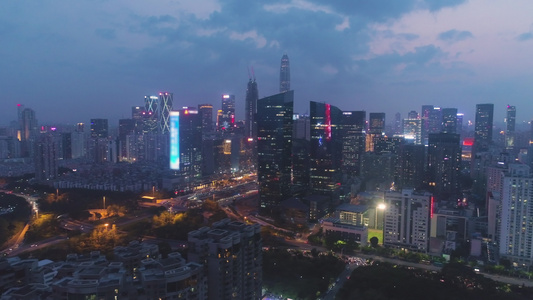 深圳城市夜景福田区中国空中无人机射击无人机侧向和向上视频