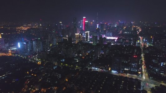 夜深深深城广东区中国空中观测无人驾驶飞机向上飞越视频