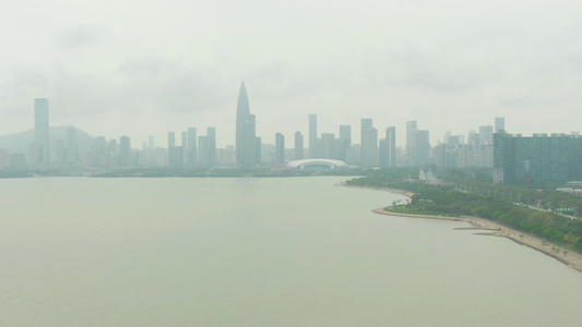 深圳市在白天南山区和海湾公园鸟瞰图中景无人机侧身视频