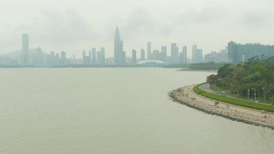 深圳市在白天南山区和海湾公园空中射击无人机向前视频