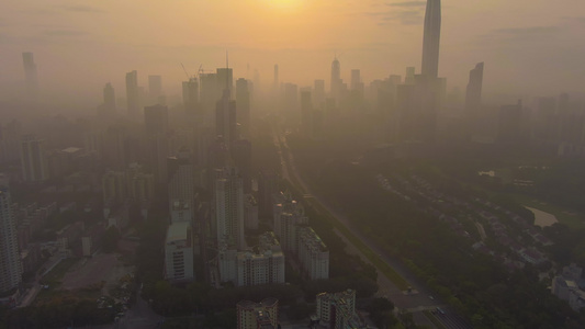 深圳剪影晨雾中的城市天际线福田区的摩天大楼鸟瞰图视频