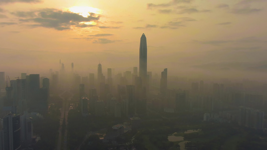 清晨雾雾中深圳城市天线浮地区空中观察无人机正在视频