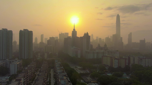 大雾日出时深圳城内天际线风云的摩天大楼空中观察视频
