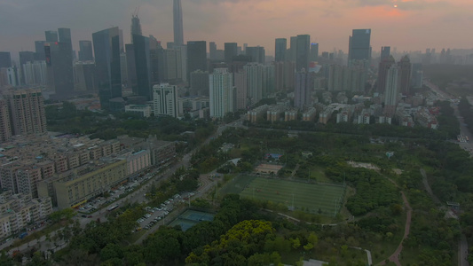 夕阳下的深圳市福田区的摩天大楼鸟瞰图揭示射击无人机视频