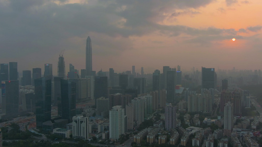 日落时深圳市的天线乌提亚地区空中观察无人驾驶飞机视频