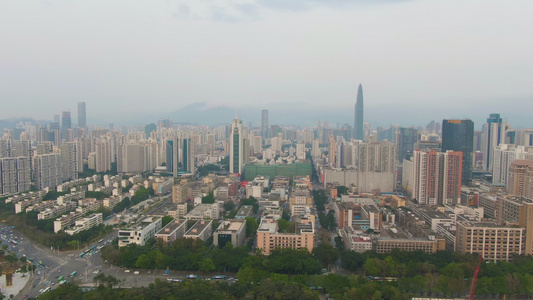 深圳市在白天罗湖和福田区城市景观鸟瞰图无人机侧向视频