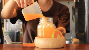 混合新鲜蜂蜜果橙汁供服务11秒视频