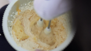 在碗中混合蛋面粉和糖配有汽车搅拌机准备烤蛋糕的原料29秒视频
